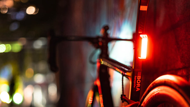 RAVEMEN Luz delantera de bicicleta de 600 lúmenes con interruptor remoto  con cable, haz antirreflejo, 6 niveles de brillo de 410.1 ft de alcance